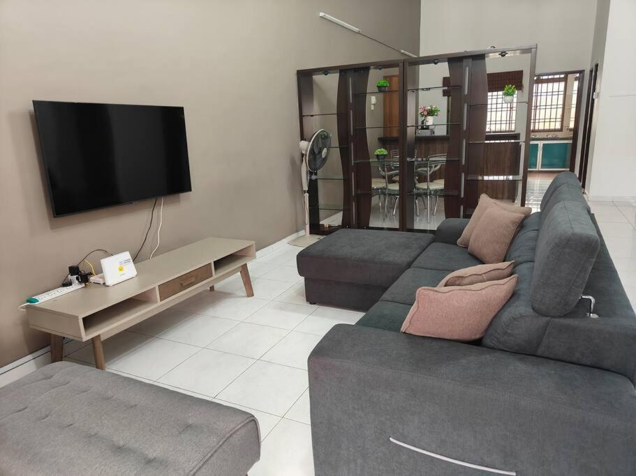 June's Homestay@ Puteri Wangsa Near Aeon & Ikea Ulu Tiram
